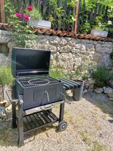a barbecue grill sitting on a cart in a yard at CAMINO DE ATAPUERCA in Castrillo del Val
