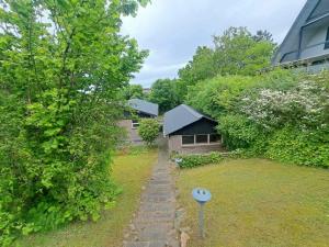 a yard with a house and a bird house at Byhus i Glyngøre in Glyngøre