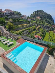 a swimming pool with a view of the ocean at Ferriere Apartment in Scala