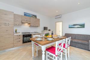 a kitchen and dining room with a table and chairs at Domos Pintadas -Happy Rentals in Rudalza