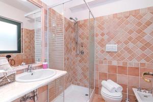 a bathroom with a toilet and a sink and a shower at Domos Pintadas -Happy Rentals in Rudalza +118 photos
