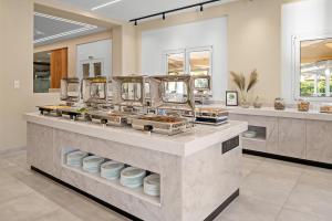 ein Buffet mit ausgestellten Speisen in einem Restaurant in der Unterkunft Fragiskos Hotel in Matala