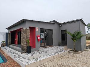 a small house with a red door at Vegas guest house in Dwarsloop