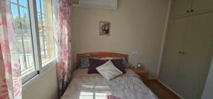 a small bed in a room with a window at Casa Rural Villa Arcadia in Corvera