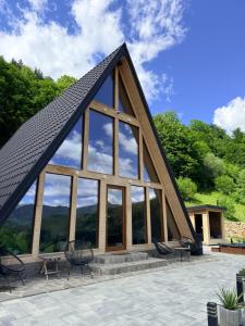 a house with a roof with glass windows at Atipic Chalet in Holda