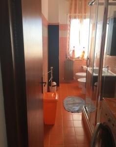 マンチャーノにあるCasa Vacanze Elisaのバスルーム(トイレ、洗面台付)