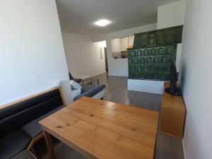 a living room with a table and a couch at Ruhige Unterkunft in Oberlungitz