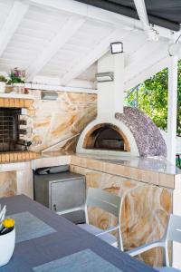 an outdoor pizza oven in a stone wall at La Sirenetta Residence in Syvota