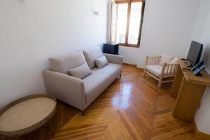 a living room with a couch and a table at Hotel Casa de la Torrecilla in Campo de Criptana