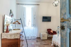 a bathroom with a sink and a desk with a mirror at Dimora Ferraris in Càbras