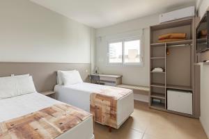 a bedroom with two beds and a window at Tri Hotel Smart Santa Maria in Santa Maria +24 photos