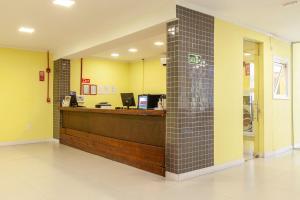 a lobby with a cash counter in a store at Tri Hotel Smart Santa Maria in Santa Maria