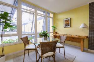a dining room with a glass table and chairs at Tri Hotel Smart Santa Maria in Santa Maria