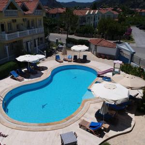 an overhead view of a swimming pool with umbrellas and chairs at mavikösk apartement in Dalyan +3 photos