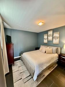 a bedroom with a large bed with blue walls at Maxine Manor in Douglasville +52 photos