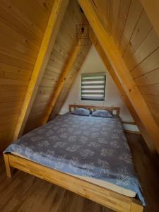 ein Schlafzimmer mit einem Bett auf dem Dachboden in der Unterkunft Vlasic Odmor - Microcastl in Vlasic