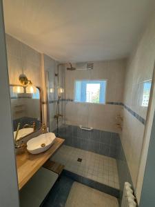 a bathroom with a sink and a shower at Grand appartement dans une résidence à caen in Caen