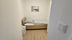 a small bedroom with a small bed in a room at Schönes Apartment in Verl in Verl