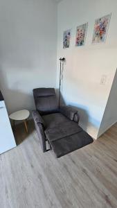 a leather reclining chair in a living room at Schönes Apartment in Verl in Verl