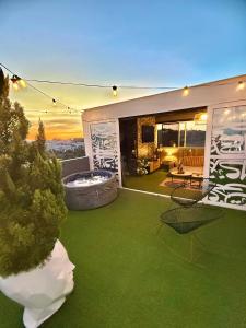 a house with a green yard with a hot tub at Chalet Saint Lawrence GDL in Guadalajara