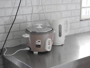 a slow cooker and a toaster sitting on a counter at Homestay House - Tamparuli in Tamparuli