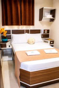 ein Schlafzimmer mit einem Bett, auf dem zwei Handtücher liegen in der Unterkunft Hotel O Astro Adults Only in São Paulo