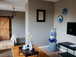 a living room with blue and white vases on the wall at Tip !!! Appartementen Leonardus in Valkenburg