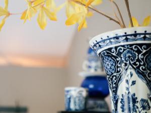 a blue and white vase with a plant in it at Tip !!! Appartementen Leonardus in Valkenburg