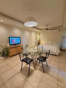 a living room with a dining table and a bed at Verde Limon Loft (monoambiente) in San Salvador de Jujuy
