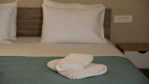 two towels are stacked on top of a bed at Elaya Experience in Kamisianá