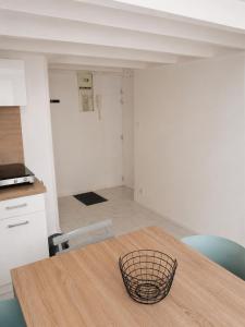 a dining room with a table with a basket on it at studio les volets bleus in Boulogne-sur-Mer