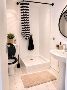 a bathroom with a tub and a toilet and a sink at studio les volets bleus in Boulogne-sur-Mer