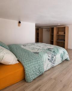 a bedroom with a bed with a blanket on it at studio les volets bleus in Boulogne-sur-Mer