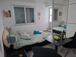 ein Schlafzimmer mit einem Bett, einem Tisch und einem Spiegel in der Unterkunft Cozy studio! in Paphos City