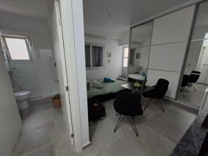 ein Zimmer mit einem Bett, einem Tisch und Stühlen in der Unterkunft Cozy studio! in Paphos City + 35 Fotos