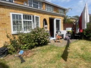 a house with a yard with a door and a lawn sidx sidx at Room Younis in Tilehurst