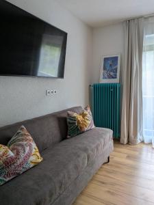 a living room with a couch and a television at Mitzi's Zauberblick in Landeck