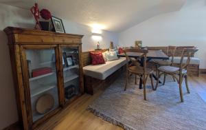 a living room with a table and a couch at Mitzi's Zauberblick in Landeck