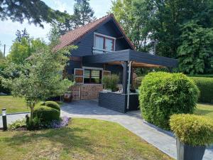 a small house with a gambrel roof at Le Chalet de Gonnehem in Gonnehem