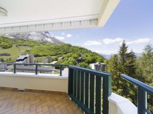 a balcony with a view of a mountain at Appartement avec mezzanine pour 4, vue sur Gourette - FR-1-400-49 in Gourette