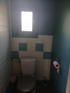 a small bathroom with a toilet and a window at Le Chalet de Gonnehem in Gonnehem