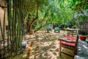 a patio with chairs and a table and trees at les Aromatiques - terrasse & parking privé à VILLENEUVE LES AVIGNON - proche Golf Academy in Villeneuve-lès-Avignon