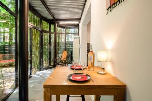 a dining room with a table with wine glasses on it at les Aromatiques - terrasse & parking privé à VILLENEUVE LES AVIGNON - proche Golf Academy in Villeneuve-lès-Avignon