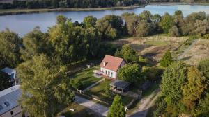 an aerial view of a house with a lake at Alte Gärtnerei in Päwesin