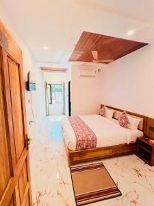 a bedroom with a bed in a room at Hotel Shiva Darshanam in Varanasi