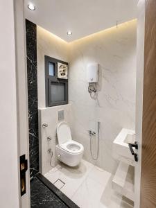 a bathroom with a toilet and a sink at Cyra gate Suncapital compound شقة في كامبواند صنكابيتال بوابة كايرا بالقرب in ‘Ezbet `Abd el-Ḥamîd
