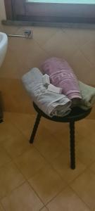 a small stool in a bathroom with a sink at Dimora Lo Zizzolo - Casa vacanze indipendente vicino Pontedera in Pontedera +24 photos