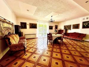 a living room with a table and chairs at Leśna Ostoja in Górniki