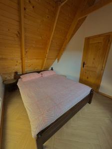 Llit o llits en una habitació de Vlasic Odmor - Villa Una & sauna