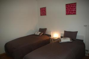 twee bedden naast elkaar in een kamer bij Rosys Appartement in Straatsburg